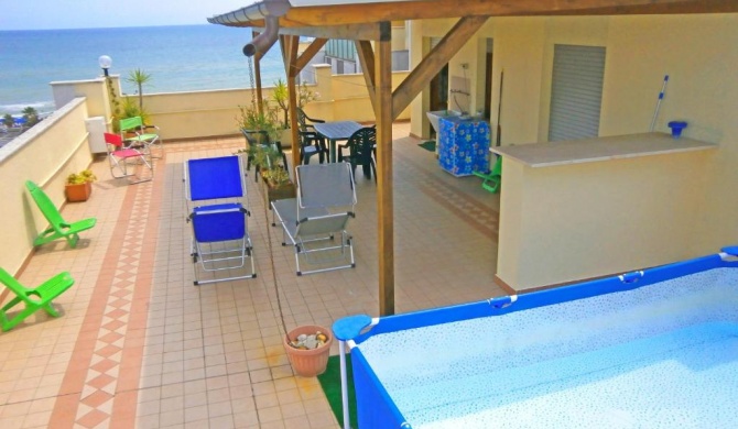 Casa Bella ATTICO FRONTE MARE con PISCINA