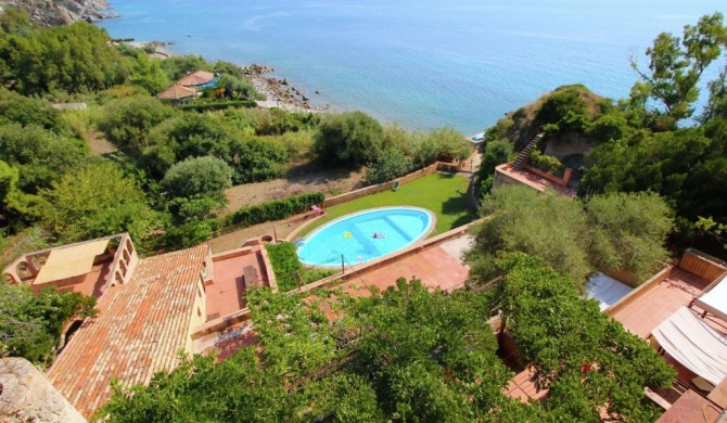 Gorgeous Mansion in Capo Vaticano near Beach