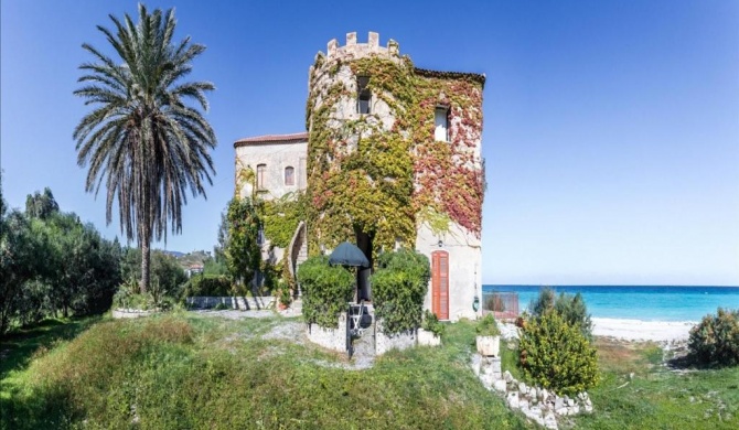 Seafront villa in Calabria with garden