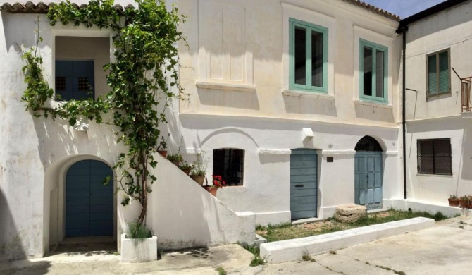 BORGO PETELIA, Casa Centro, Antica abitazione calabrese con giardino, ristrutturata