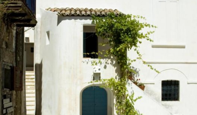 BORGO PETELIA, Casa Fazio, Antica piccola casa con loggia e scala esterna